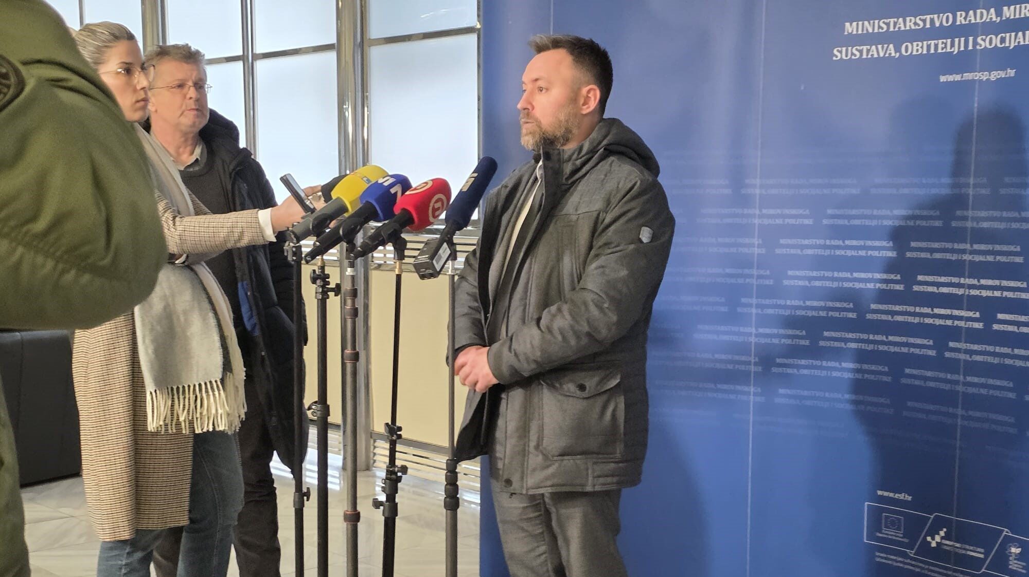 Vladina ponuda za sindikate javnih službi neprihvatljiva